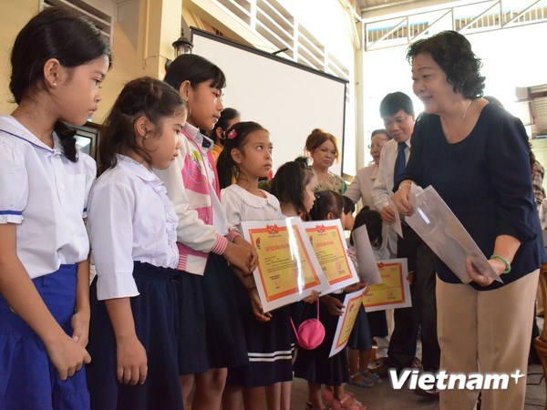 Women’s Union presents gifts, scholarships in Cambodia